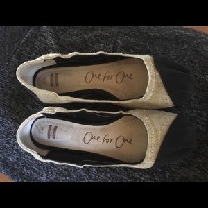 TOMS - VGUC Two toned ballet flats